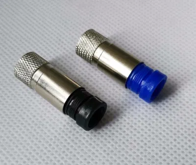 La compresión de RG6 el conector torcida en
