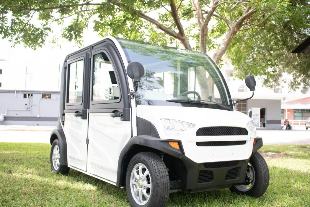 Small Enclosed 4X2 Wheel Electric 4 Passenger Street Scooter Car