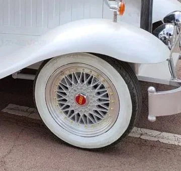 White Antique Retro Classic Car/Customized Electric Wedding-Style Vintage Car/Tourist Sightseeing Buggy Vehicle