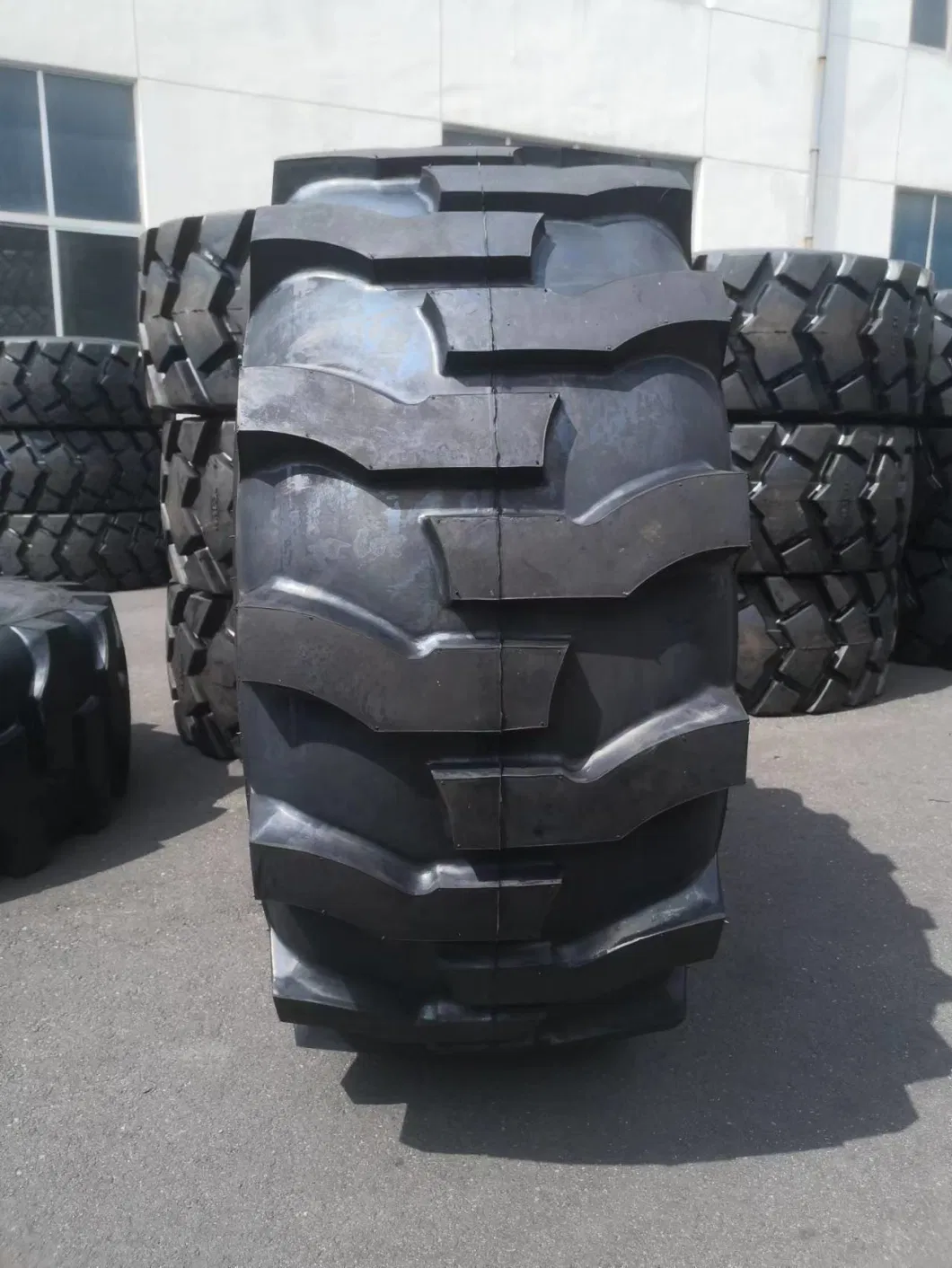 Excellent Traction R4 Pattern Tractor Tire 19.5L-24 16.9-28 12.5/80-18 Industrial OTR Backhoe Loader Skid Steer Tire Backhoe Tire