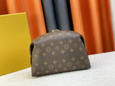  Large Capacity Leather Makeup Bag for Ladies Is a Handheld Bag