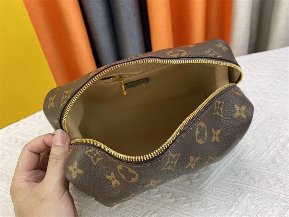 Large Capacity Leather Makeup Bag for Ladies Is a Handheld Bag