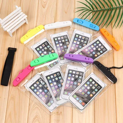  Muestra gratuita de bolsa impermeable para teléfono móvil de tamaño universal PVC a prueba de agua bajo el agua.