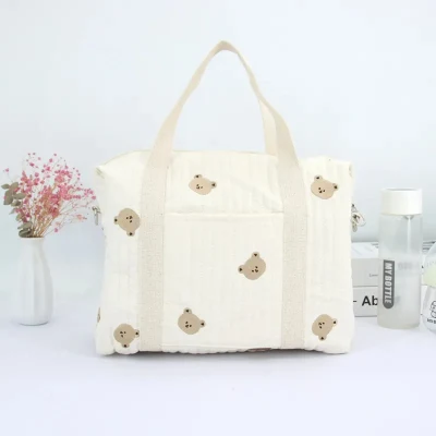 Tejido de algodón premium con diseño acolchado bordado de oso Cartoon encantador Organizador de almacenamiento de pañal para niños Bolso de bebé con cochecito