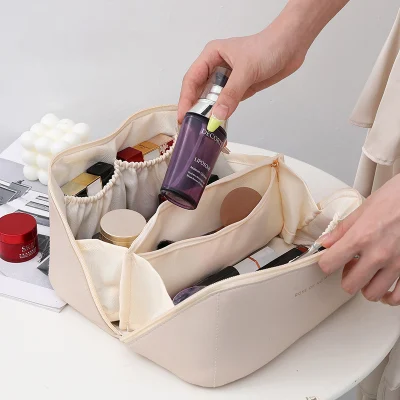 Bolsa de maquillaje pequeña y de color personalizada PU Travel Bolsa de cosméticos portátil Bolsa cosmética resistente al agua