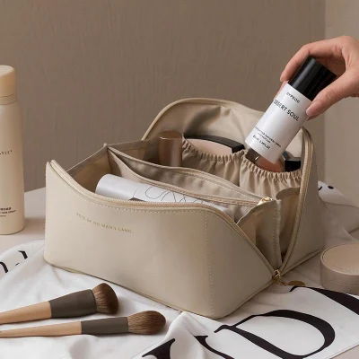 Bolsa de maquillaje pequeña y de color personalizada PU Travel Bolsa de cosméticos portátil Bolsa cosmética resistente al agua