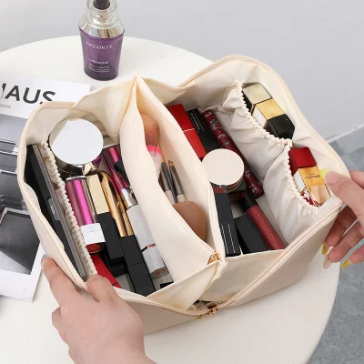 Bolsa de maquillaje pequeña y de color personalizada PU Travel Bolsa de cosméticos portátil Bolsa cosmética resistente al agua