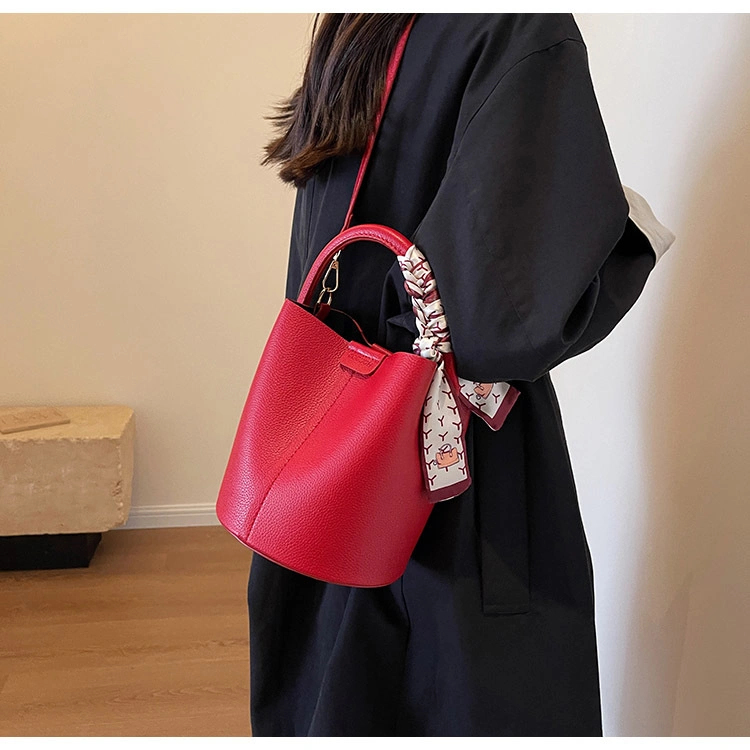 Ladies Designer Fashion Luxury Lychee Patterned Soft Leather Bag for Women, New Popular Pleated Handbag, Mother Bucket Bag, Casual Crossbody Bag