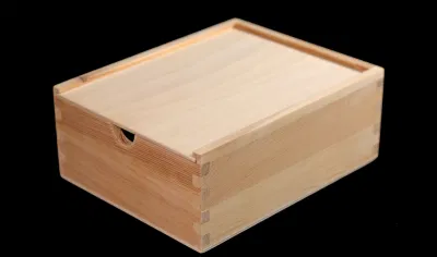 Scatole regalo in legno massiccio appena realizzate, scatole per imballaggio in legno e espositori in legno