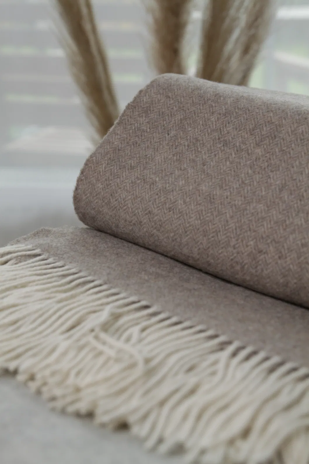 Fashionable and Lightweight Air-Conditioned Wool Blanket