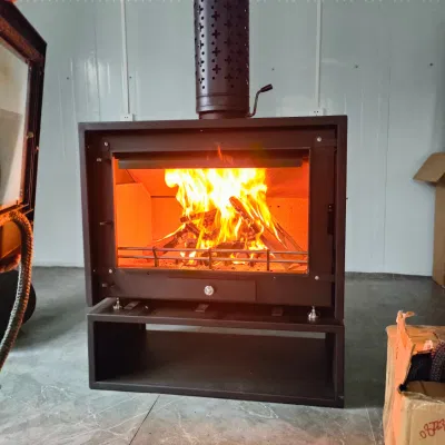 Lussuoso caminetto in legno al coperto con stufa Chimney