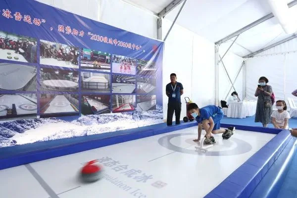 China New Product Liquid Simulation Ice Synthetic Ice Floor Curling Street Curling Rink One Piece Easy to Roll up and Roll out