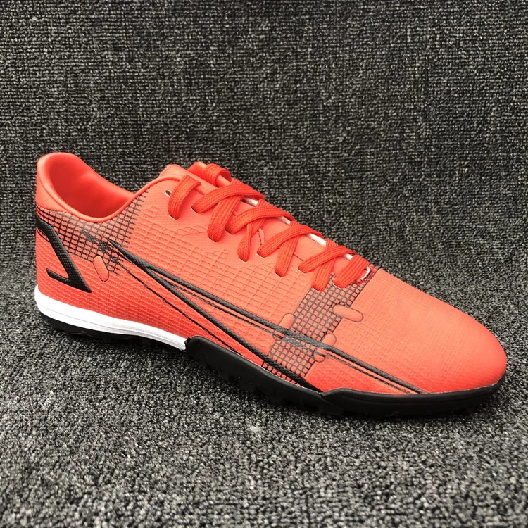 China Custom Chuteira Futebol Professional Soccer Shoes Indoor Futsal Football Shoes Cleats Sneakers for Man