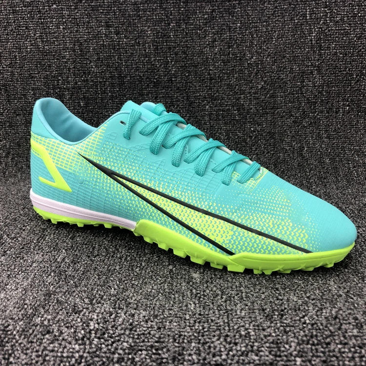 China Custom Chuteira Futebol Professional Soccer Shoes Indoor Futsal Football Shoes Cleats Sneakers for Man