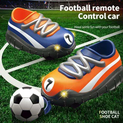 Souvenir Qatar 2022 World Cup Gift 2.4G 2PZ telecomando Scarpe da calcio Cars Bambini Cool Toys Kick Football RC Car