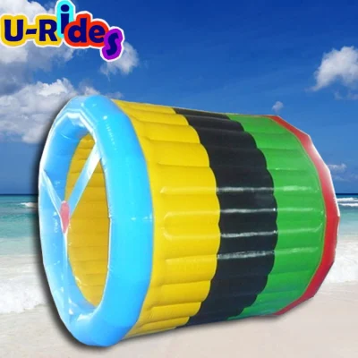 Colorato rullo ad acqua gonfiabile palla sul lago