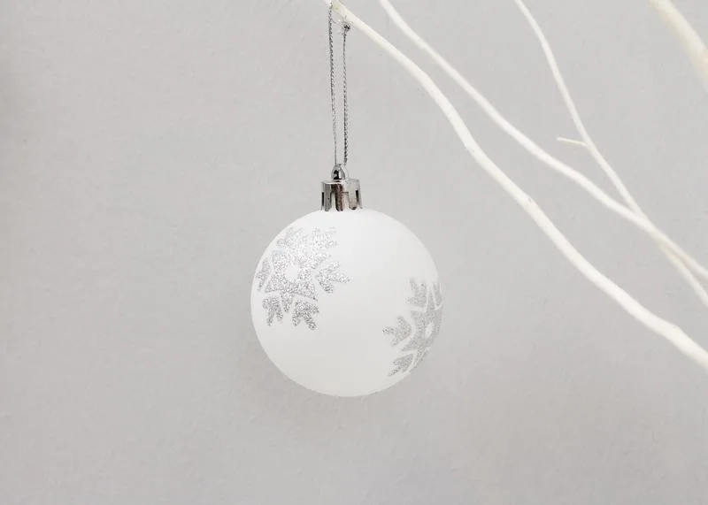 Hot Sales 8cm White and Silver PVC Boxed Christmas Ball