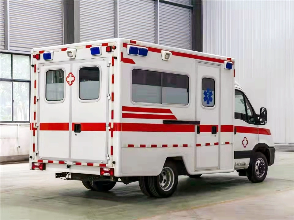 Italian Brand Iiveco 4X2 6TM Hospital Car Medical Vehicle Salon Van Ambulance