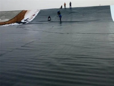 Espesor de 1,0 mm. Geomembrana de HDPE texturizada de doble cara resistente al agua para revestimiento de presas de embalses.