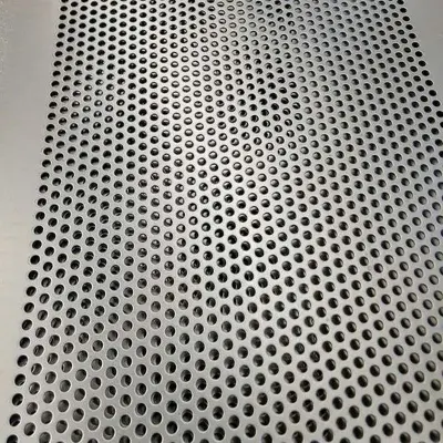 Chapa perforada de acero galvanizado Malla metálica perforada de aluminio/hierro Fábrica