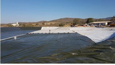 Espesor de 1,0 mm. Geomembrana de HDPE texturizada de doble cara resistente al agua para revestimiento de presas de embalses.