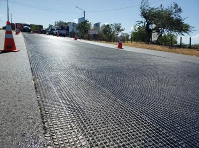 Pavimento redes de carreteras sistemas de refuerzo de asfalto sistema de refuerzo de capas reforzadas En Runway Bibetún recubierto de fibra de vidrio Geomalla Geogrid