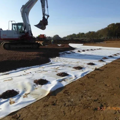 400g/M2 Blanco Negro Alta resistencia PP filamento sinuoso Geotextil no tejido Uso para el proyecto de túnel de vía férrea