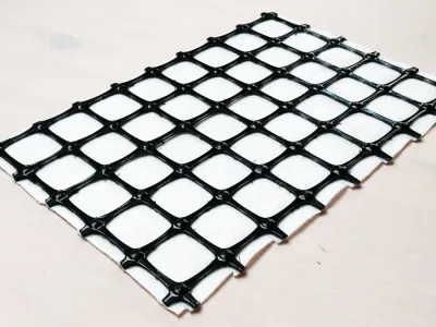 PP extruido Biaxial Geogrid caliente pegado a una mascota larga Fibra no tejida Geotextil Pet PP Fibra corta no tejida Geotextil