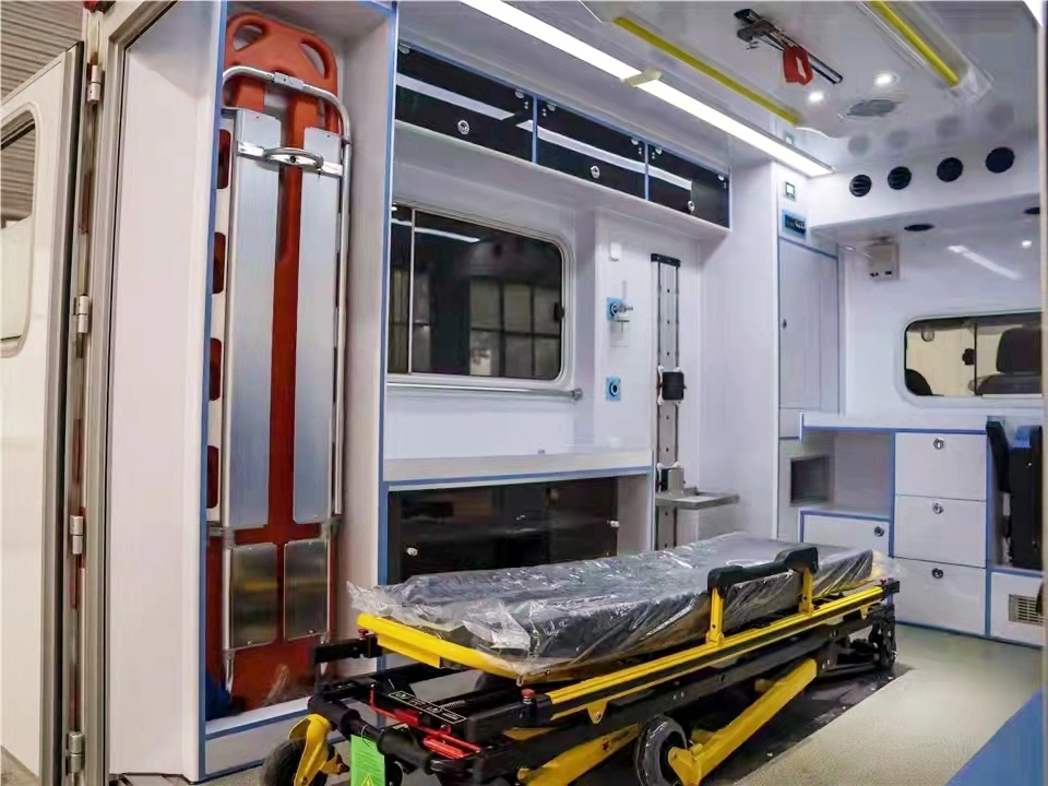Italian Brand Iiveco 4X2 6TM Hospital Car Medical Vehicle Salon Van Ambulance