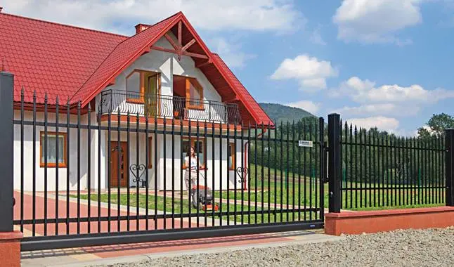 Black Garden Fence Commercial Fence/Steel Fence/Security Fence/Wire Fence/Fencing Security Fencing/Picket Fence/Fence Panel/Galvanized Steel Fence/Securit Gates