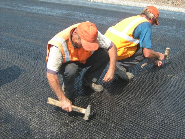 Paving Reinforcement Fiberglass Geogrid Performance of Geogrid Reinforced Asphalt Layers Glass Geogrid Composite Paving Mat for Asphalt Pavement