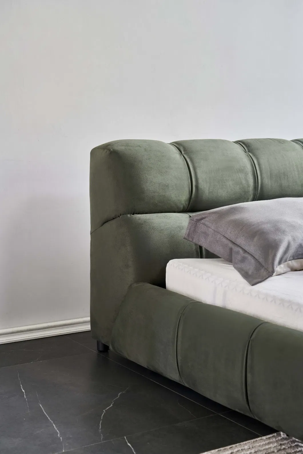 Latest Italian 2023 Fabric Upholstered King Size Softbay Bed Set Walnut Solid Wood Furniture Bedroom