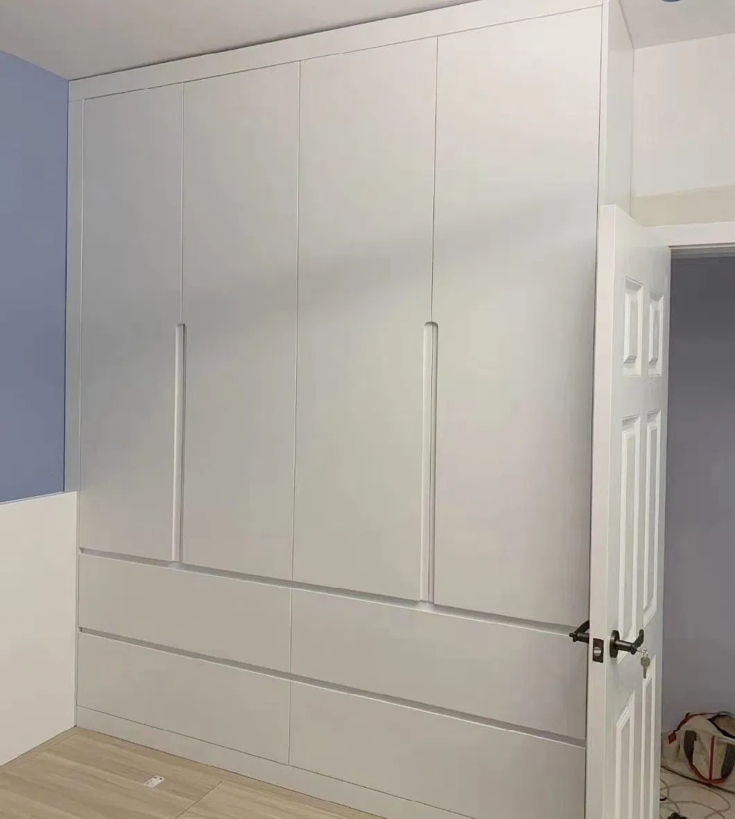 Customized Bedroom Furniture, Overall Wardrobecustomized Solutions for Modern Furniture Cloakroom, Melamine Finish, Pet Door Panels, Painted Door Panels, Multi-