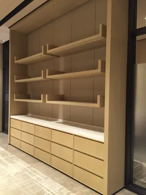 Habitación del hotel Armario construido en muebles con chapa de madera de roble
