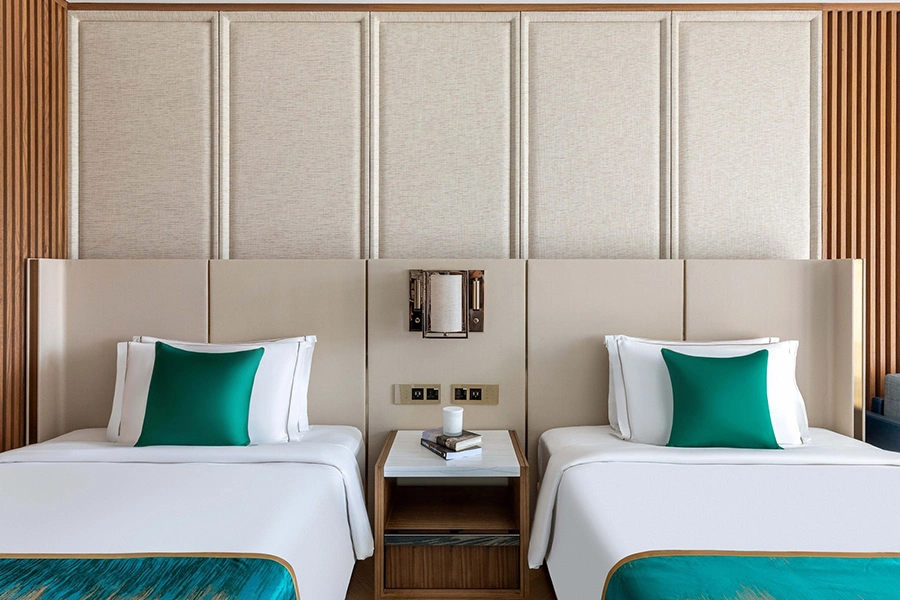 Dubai Resort Hospitality Furniture 5 Star Bedroom Sets Luxury Twin Bed Suite Modern Wooden Hotel Room Furniture