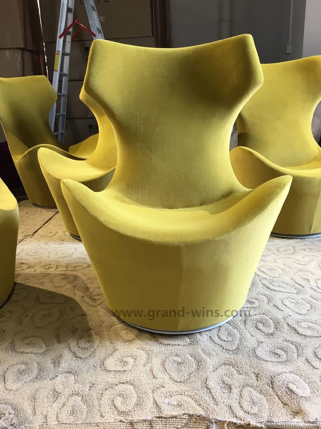 Nordic Style Fiberglass Aluminium Base Swivel Leather Lounge Ergonomic Chair