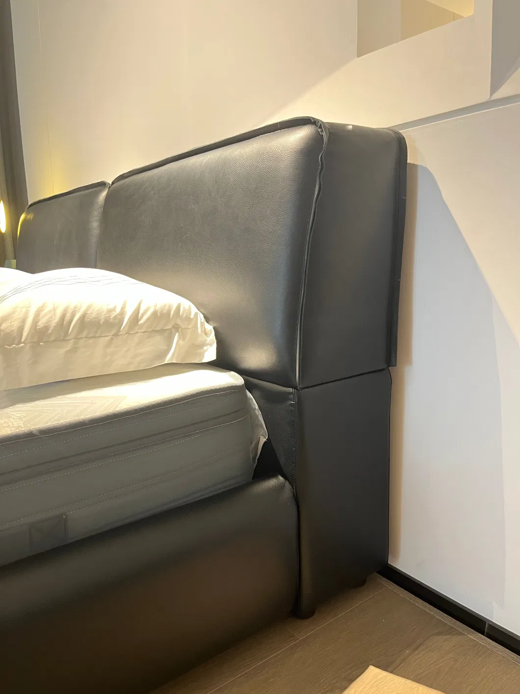 Latest Italian 2023 Upholstered King Size Softbay Bed Set Walnut Solid Wood Furniture Bedroom