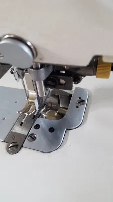 Zy5200dqb Zoyer Direct Drive High Speed Lockstitch Industrial Sewing Machine with Side Cutter and Hemming