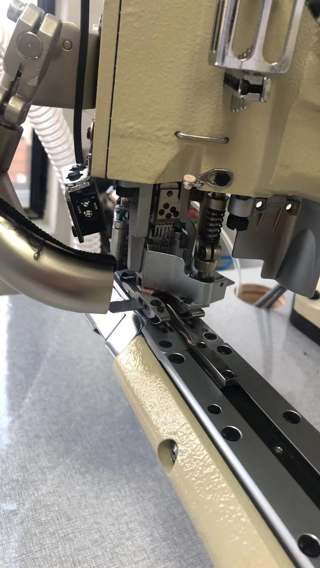 Feed-off-The-Arm 4 Needle 6 Thread Interlock Sewing Machine (SS-62-01MR/D)