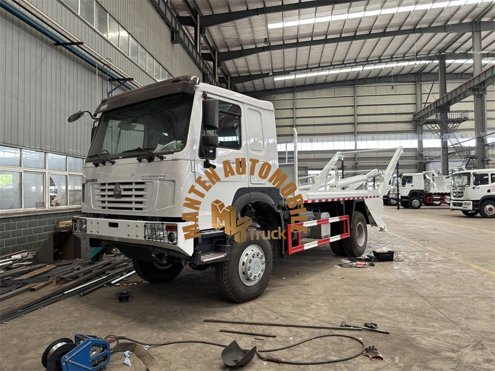 Customized Sinotruk HOWO 4X4 Swing Arm Garbage Trucks for Construction Garbage Loading