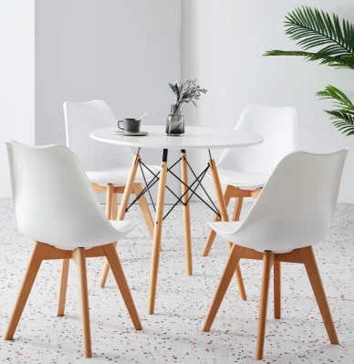 Tavolo da pranzo in stile moderno con cucina europea bianca