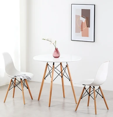 Tavolo da pranzo in stile moderno con cucina europea bianca