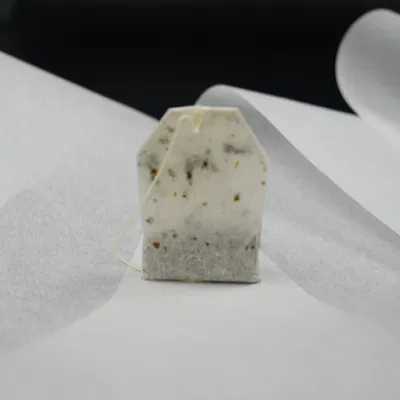 Svuotare la carta filtrante per sacchetti di tè