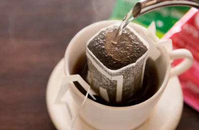 Macchina per il confezionamento di sacchetti per caffè con gocciolamento Jacobs
