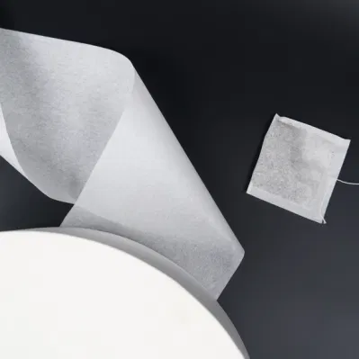 Svuotare la carta filtrante per sacchetti di tè