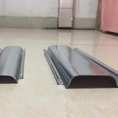 Porta per garage in metallo attrezzatura usata pressa macchinari per lavaggio macchina