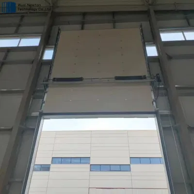 Porte industriali con sistema di tenuta dock e piattaforma logistica