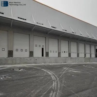 Porte industriali con sistema di tenuta dock e piattaforma logistica