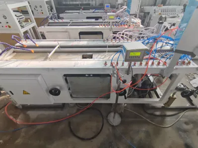 Produzione di pannelli per pannelli per soffitto con canalina per cavi ad angolo in PVC Line Windowsill Door Frame Fence Manufacturing Machine