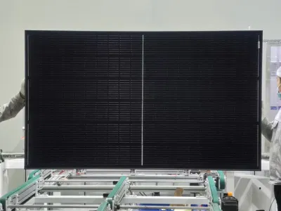Telaio in silicone nero a semicella da 300 W 370 W e 400 W. Pannelli solari per sistemi di tetto per casa